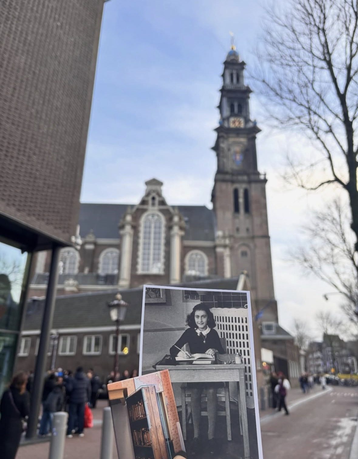 Fachada de la Casa de Ana Frank junto al canal en Ámsterdam con visitantes haciendo cola en la entrada